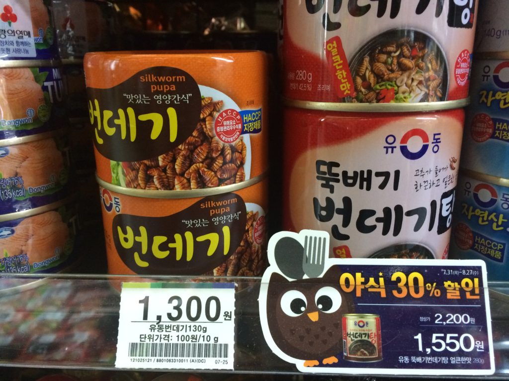 Подборка забавных азиатских продуктов: консервированные куколки шелковичных червей